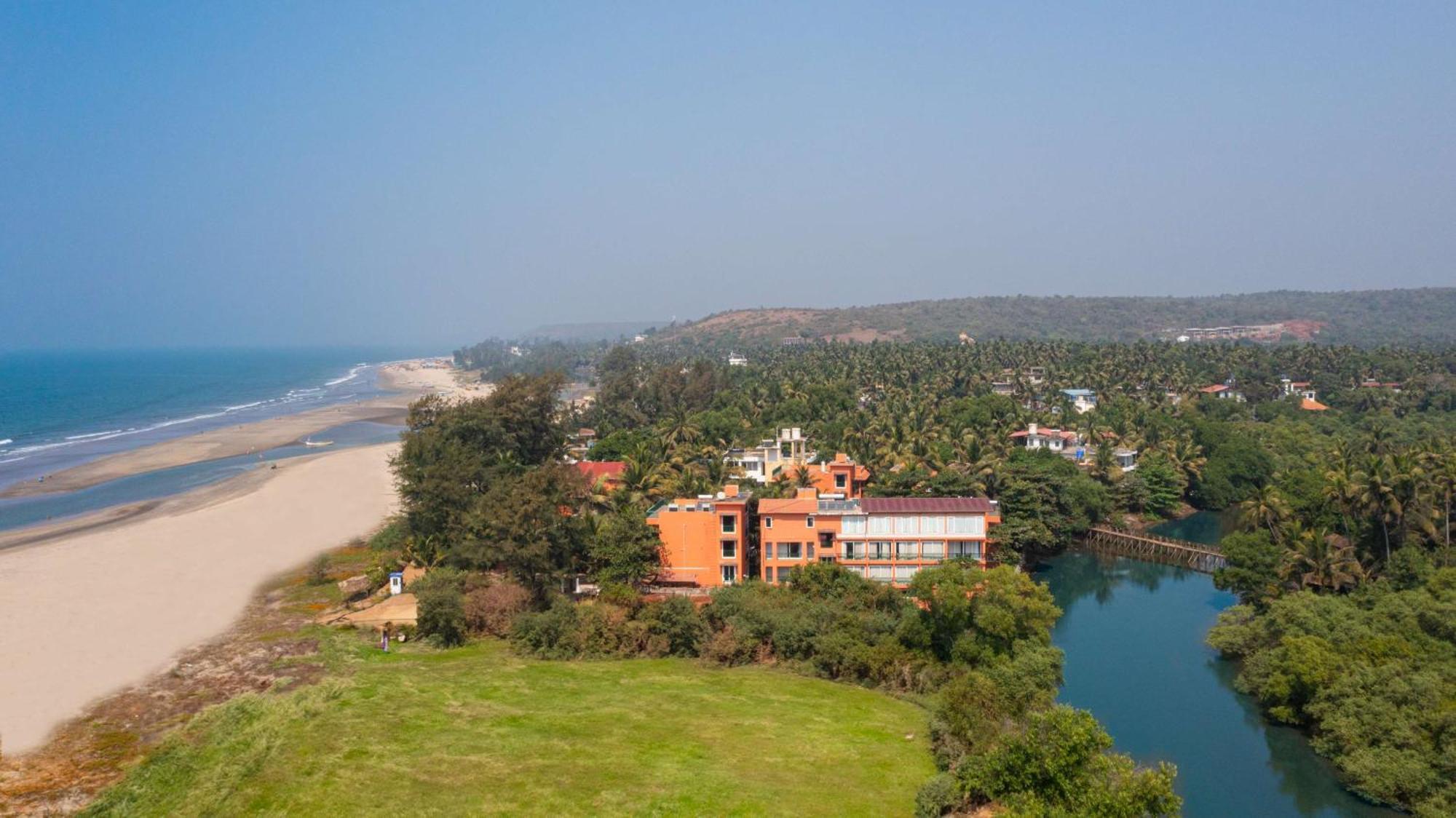 Mandrem Beach Resort, A Member Of Radisson Individuals Retreat Bagian luar foto