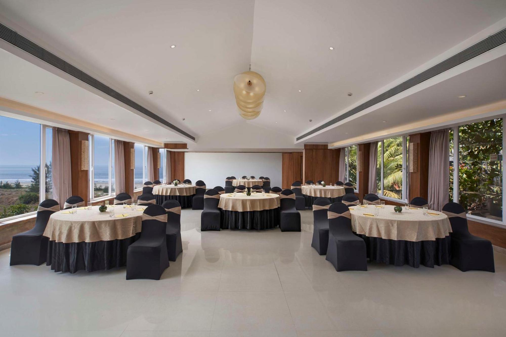 Mandrem Beach Resort, A Member Of Radisson Individuals Retreat Bagian luar foto