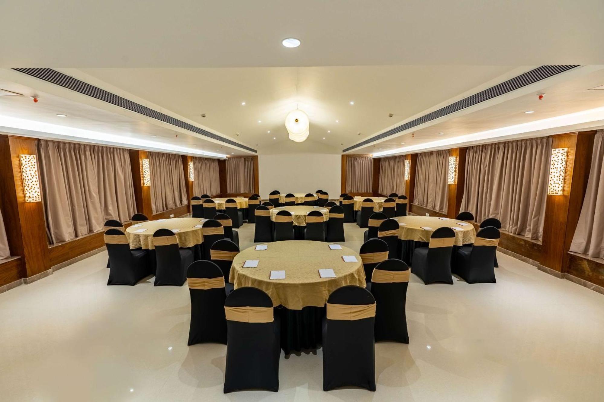 Mandrem Beach Resort, A Member Of Radisson Individuals Retreat Bagian luar foto